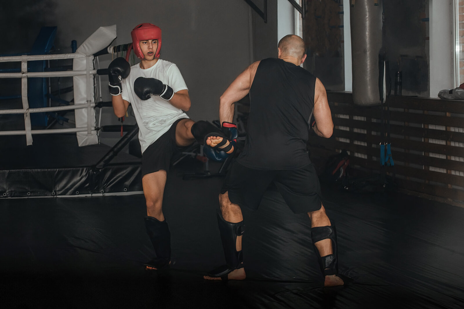 Trainer und jugendliches Mitglied beim Sparring im Ring — Kampfsporttraining bei TRIBE